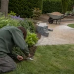 Jardinier ou paysagiste : le choix qui change la moitié de ta facture 1 Un jardin où se croisent l'entretien d'un massif existant et un chantier d'allée en cours de pose