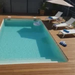 une piscine dont l'eau n'est pas trouble grâce à un entretien régulier