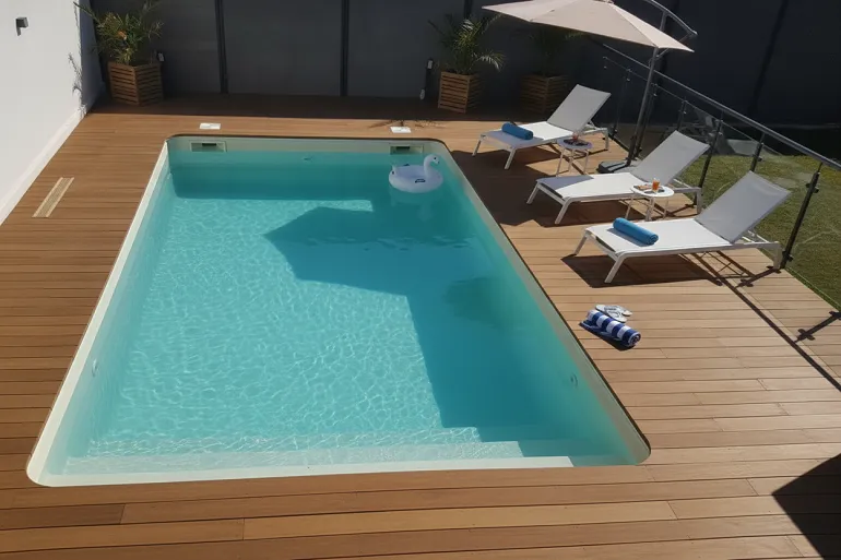 une piscine dont l'eau n'est pas trouble grâce à un entretien régulier