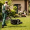 Jardinier à domicile tondant la pelouse d'un particulier, prestation éligible aux services à la personne