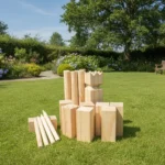 Comment jouer au kubb : le tour, le terrain et le roi 4 jeu de kubb sur une pelouse