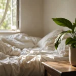 Plante dans une chambre : le vrai risque n'est pas celui qu'on croit 2 Plante verte posée sur une table de nuit dans une chambre lumineuse, fenêtre entrouverte