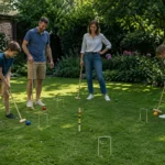 une famille joue au croquet dans son jardin