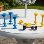jeu de tossit, des fléchettes ventouses sur une table de jardin