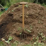Tas de compost retourné laissant voir la matière plus sombre à l'intérieur