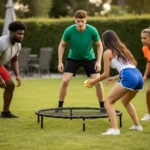 Quatre joueurs répartis autour d'un filet de spikeball sur une pelouse de jardin.